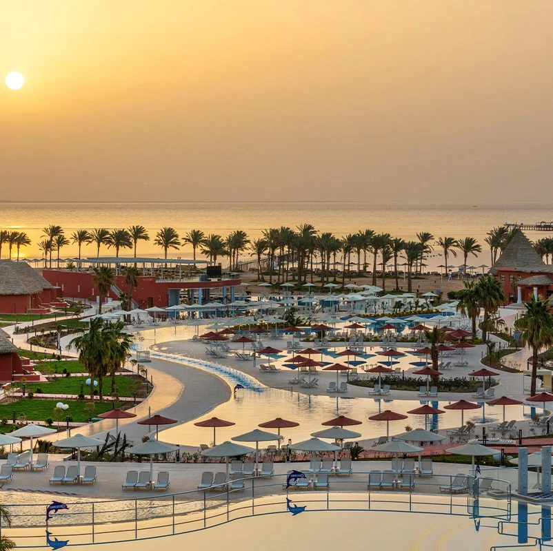 Басейни, пальми та узбережжя Pickalbatros Laguna Vista Beach Resort у теплому сонячному світлі